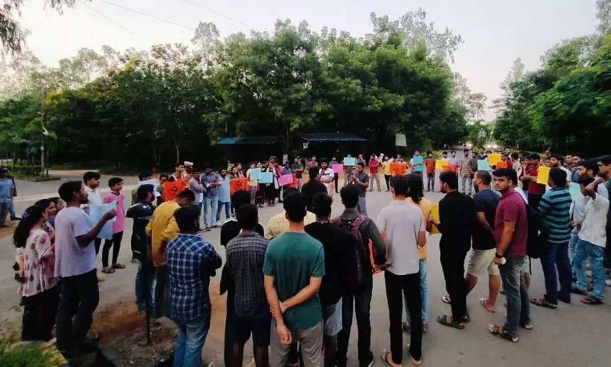 ABVP-HCU इकाई ने बांग्लादेश में हिंदू अल्पसंख्यकों पर हो रहे अत्याचार के खिलाफ सभा की