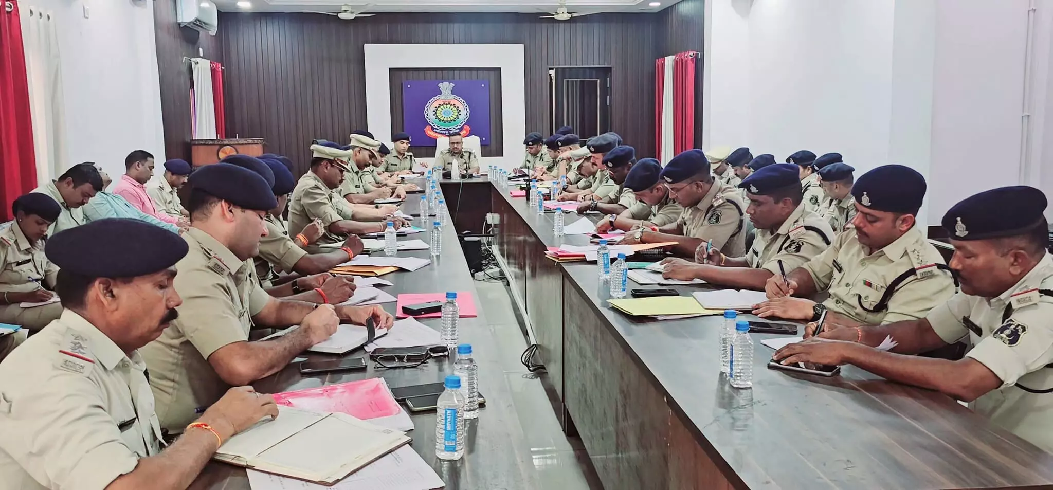 दुर्ग आईजी ने 3 घंटे तक पुलिस अफसरों की ली बैठक, पेट्रोलिंग बढ़ाने के निर्देश