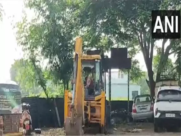 JCB ने व्यक्ति को मारी टक्कर, चालक हिरासत में