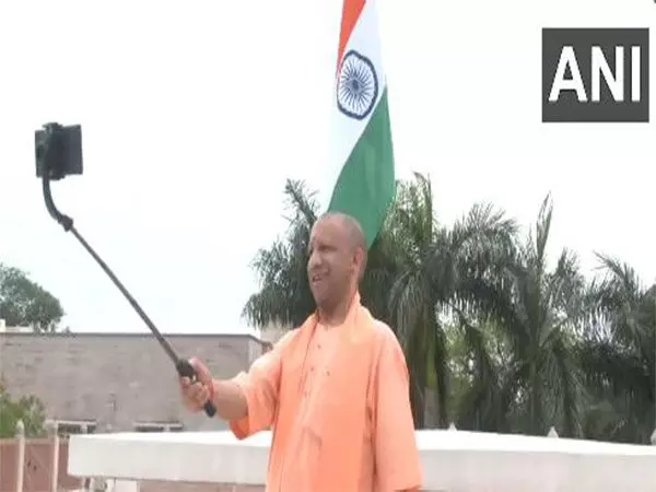 CM Yogi ने लखनऊ स्थित अपने आवास पर तिरंगा फहराया