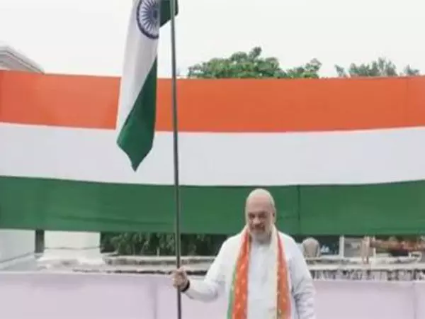 Amit Shah ने हर घर तिरंगा अभियान के तहत अपने आवास पर तिरंगा फहराया