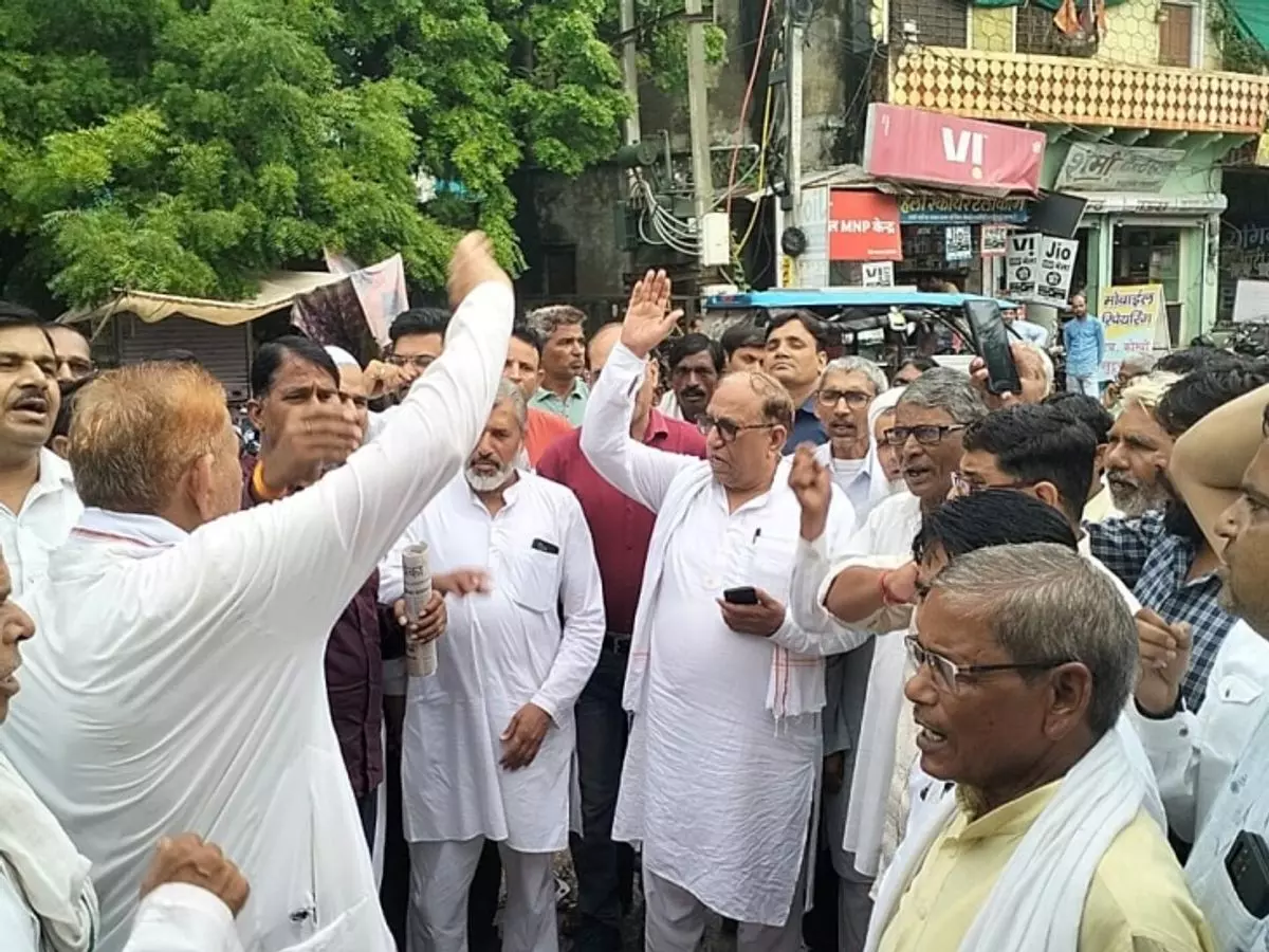 Sawai Madhopur: विधायक के नेतृत्व में कार्यकर्ताओं और किसानों ने कलक्ट्रेट पर धरना दिया