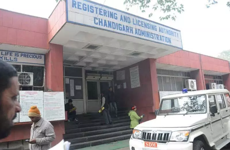 Chandigarh RLA को हाइब्रिड कार पर रोड टैक्स वापस करने और 25,000 रुपये का भुगतान करने का निर्देश