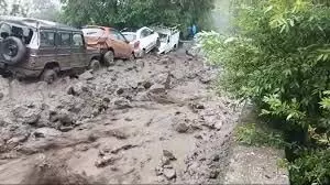 Kinnaur Cloudburst: पहाड़ियों पर बादल फटा, सैलाब को देखकर सहम गए लोग