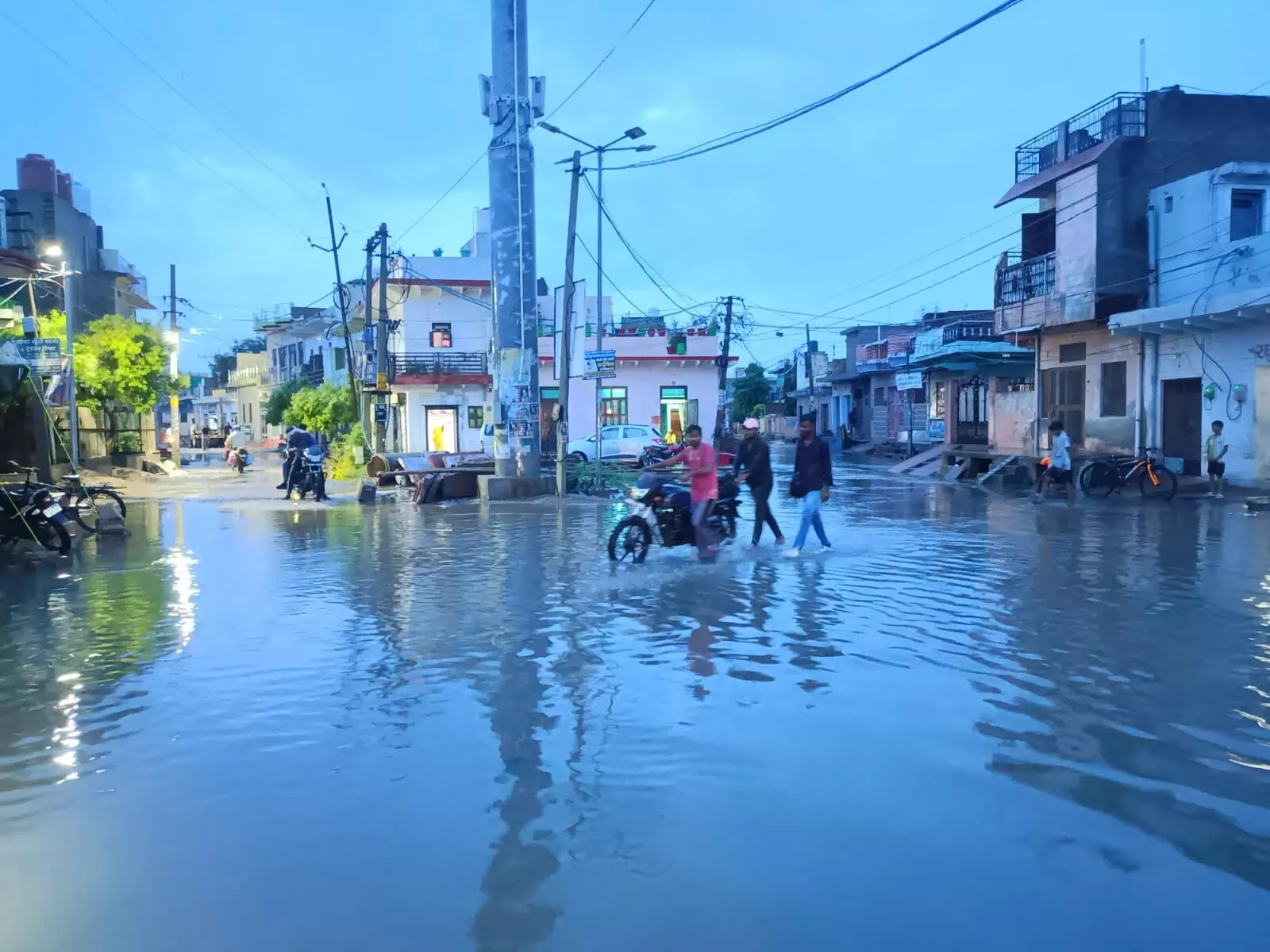 Bharatpur में नगर निगम जलभराव वाले इलाकों में सब्जी और दूध पहुंचा रहा