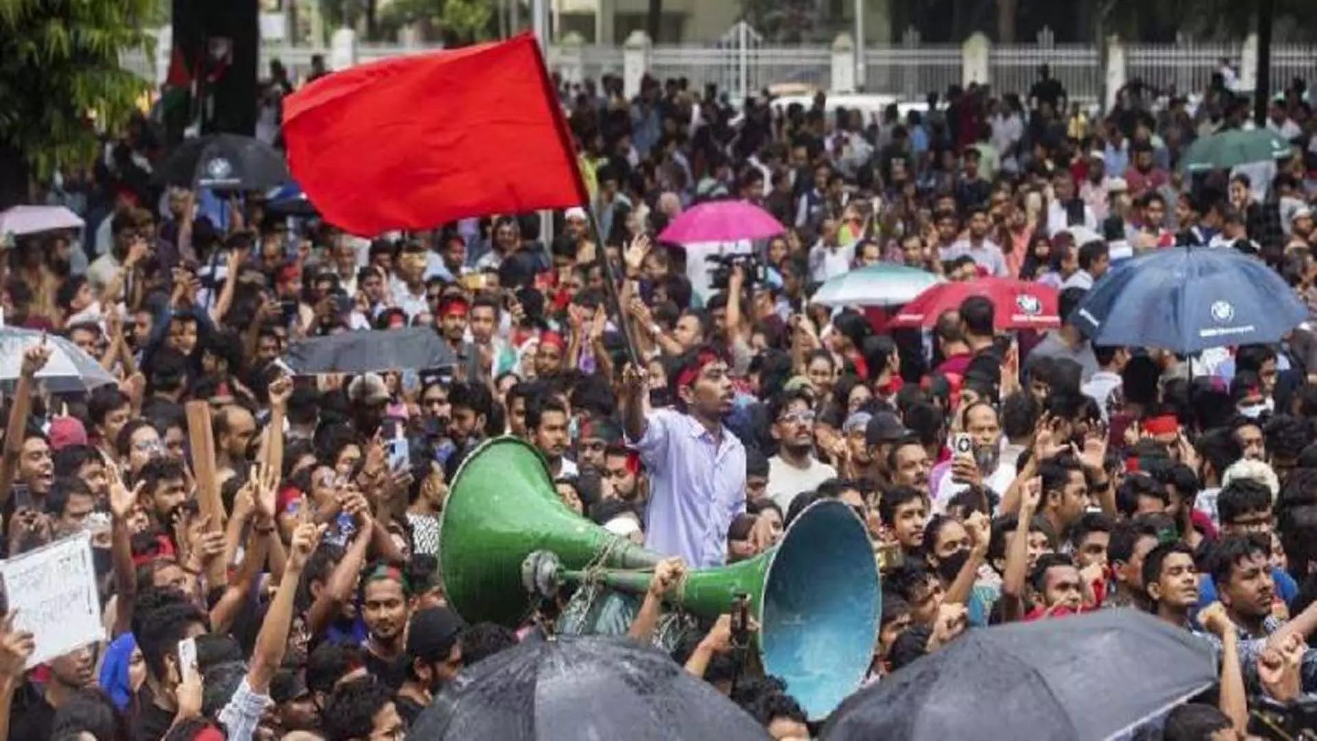 Bangladesh यातायात पुलिस की ड्यूटी के बावजूद छात्र सड़कों पर प्रबंधन कर रहे