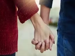 Lover साथ 2 बच्चों की मां को परिवार वालों रंगे हाथो पकड़ा, पेड़ से बांधकर की पिटाई