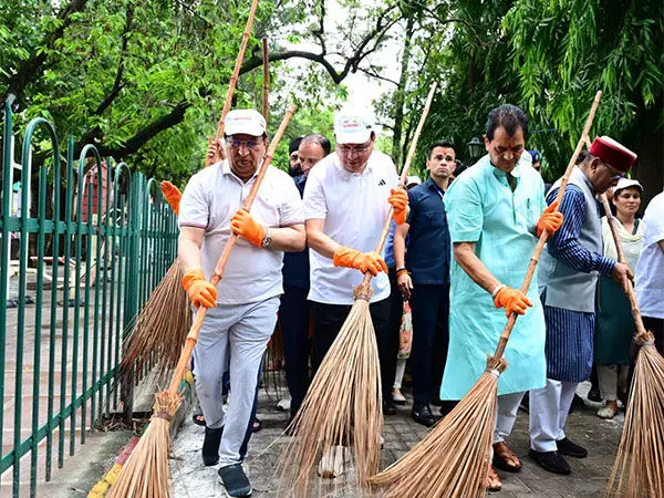 CM Dhami ने स्वतंत्रता दिवस से पहले वैक्यूम आधारित सफाई मशीनों को हरी झंडी दिखाई