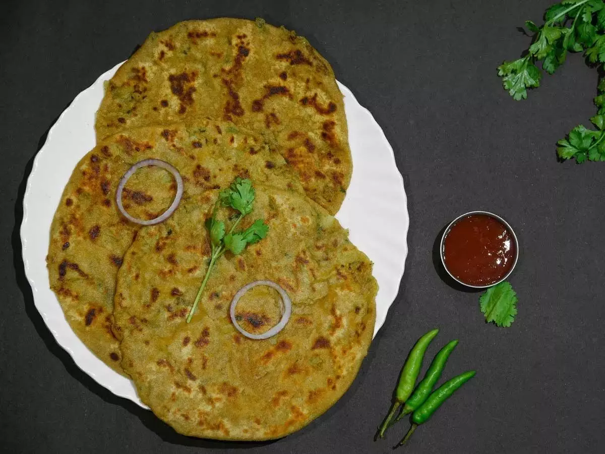 घर पर ऐसे बनाये प्याज पराठा, बहुत आसान है recipe