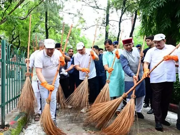 CM Dhami ने विशेष स्वच्छता अभियान के तहत स्वच्छता अपनाओ, बीमार भगाओ कार्यक्रम में लिया हिस्सा