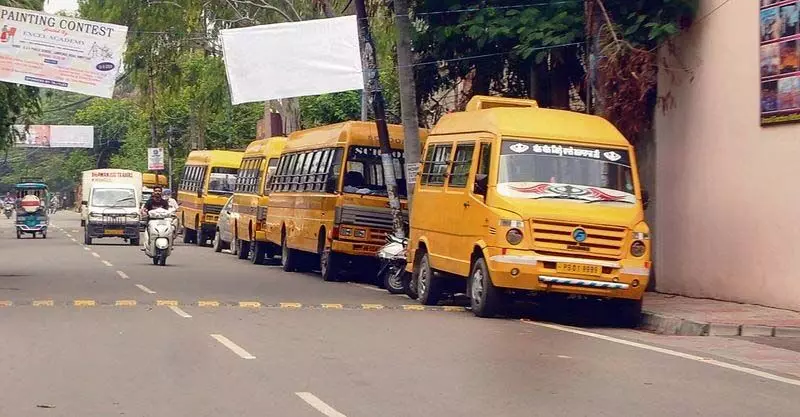 Amritsar: सड़कों पर खड़ी स्कूल बसों से ट्रैफिक जाम