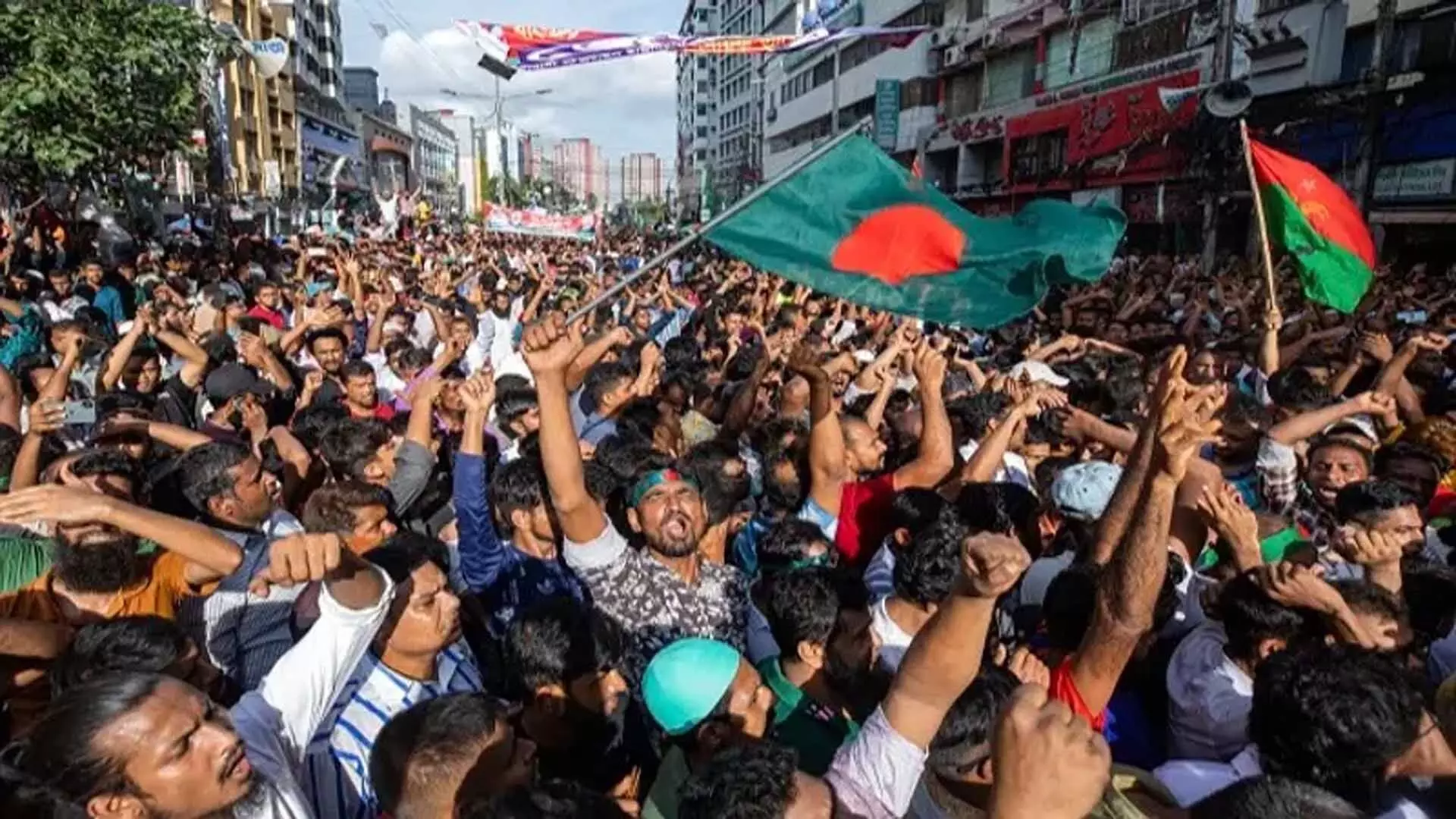 Bangladesh: पुलिस की ड्यूटी में शामिल होने के बावजूद छात्र अभी भी सड़कों पर दौड़ रहे