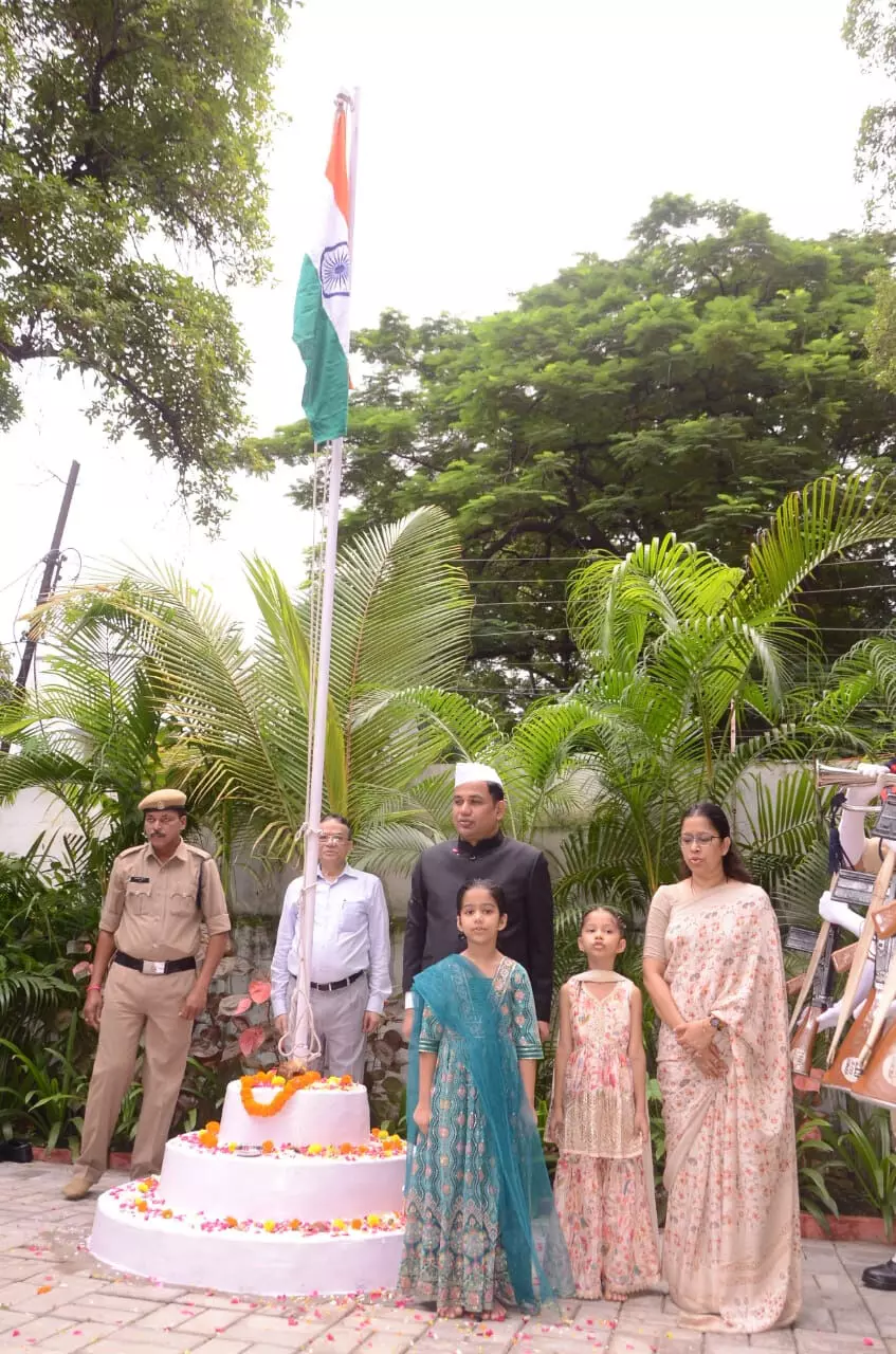 रायपुर कलेक्टर डॉ. गौरव सिंह ने स्वतंत्रता दिवस पर किया ध्वजारोहण