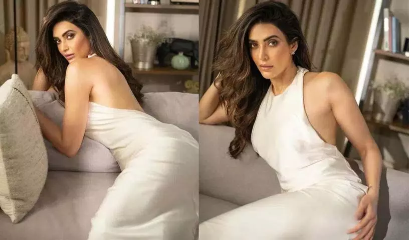 Karishma Tanna सफ़ेद पोशाक में दिखीं बेहद खूबसूरत