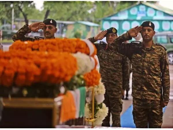 Army ने डोडा मुठभेड़ में शहीद हुए कैप्टन दीपक सिंह को श्रद्धांजलि दी