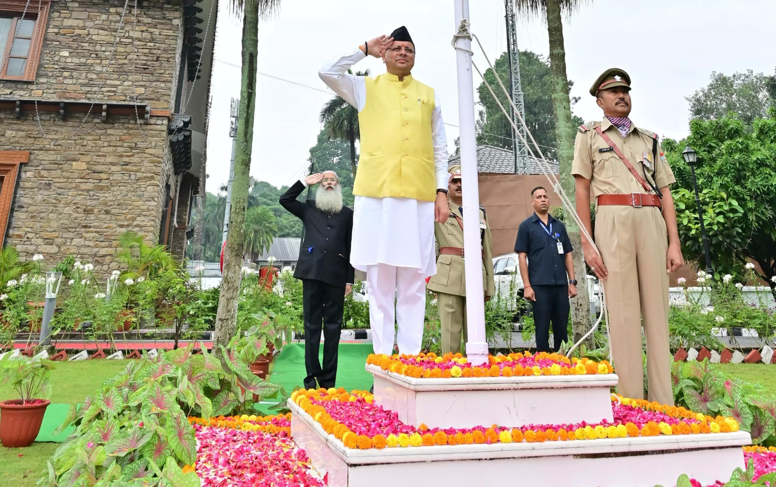 सीएम धामी ने देहरादून में किया ध्वजारोहण, प्राणों की आहुति देने वाले राष्ट्र नायकों को किया याद