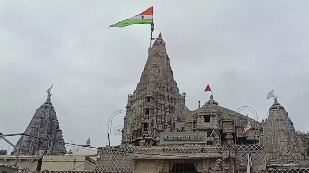 Gujarat  : द्वारकाधीश मंदिर के शिखर पर लहराया तिरंगा झंडा