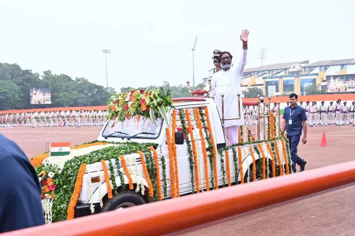 Ranchi: मुख्यमंत्री हेमंत सोरेन ने मोरहाबादी मैदान में ध्वाजारोहण किया