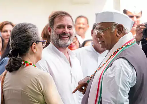 AICC में ध्वजारोहण, राहुल गांधी भी हुए शामिल