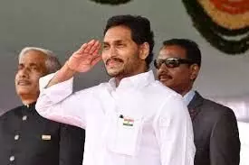 YS Jagan जगन ने ताडेपल्ली में YSRCP कार्यालय में स्वतंत्रता दिवस समारोह में भाग लिया