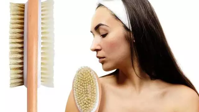 Dry brush को बॉडी पर रगड़ने का जाने अनेक फायदे