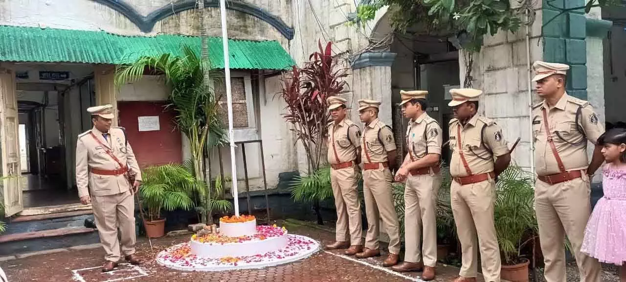 स्वतंत्रता दिवस पर पुलिस कार्यालय और थाना, चौकी में ध्वजारोहण