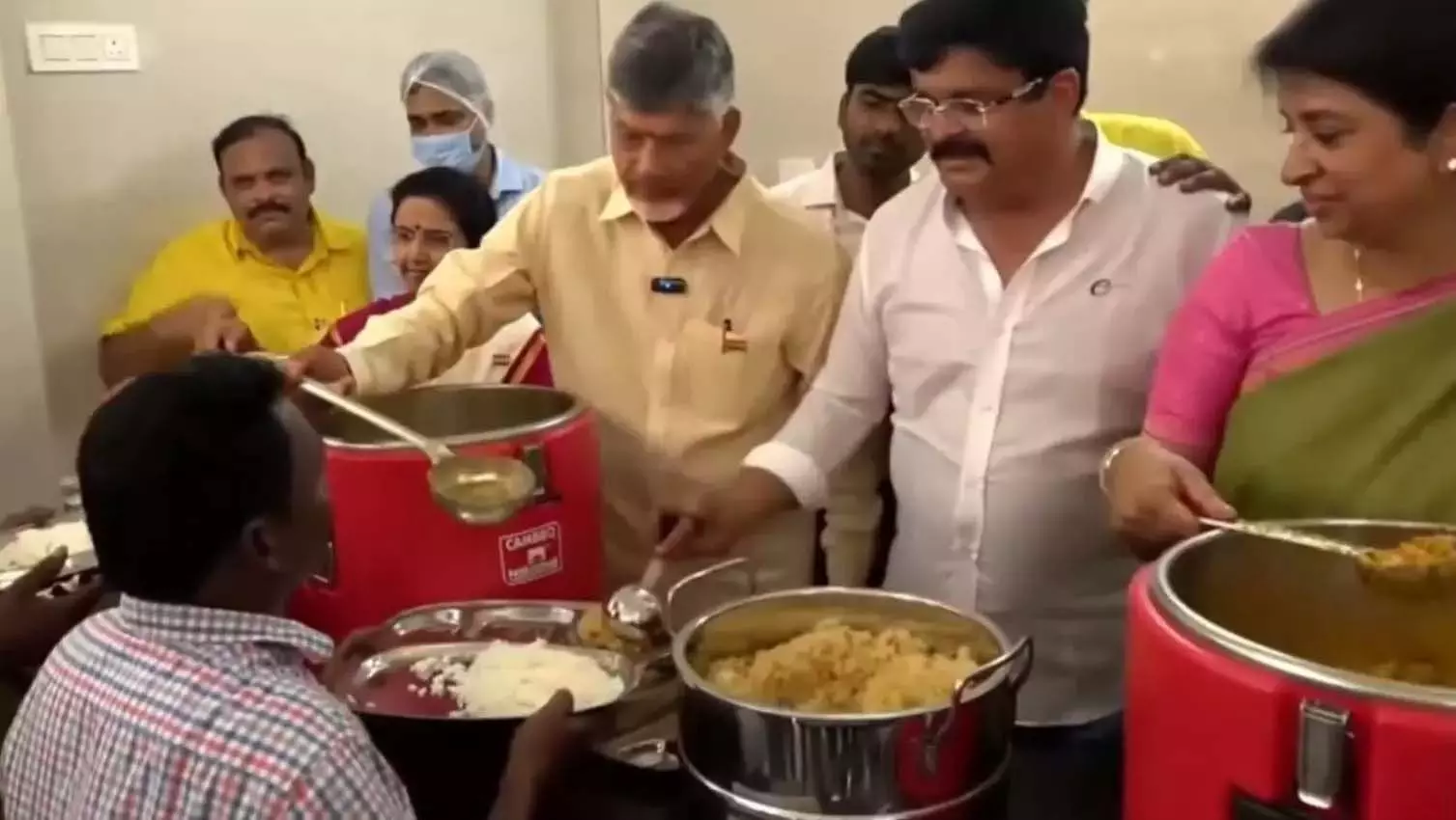 AP CM Naidu ने गुडिवाडा में अन्ना कैंटीन का शुभारंभ किया