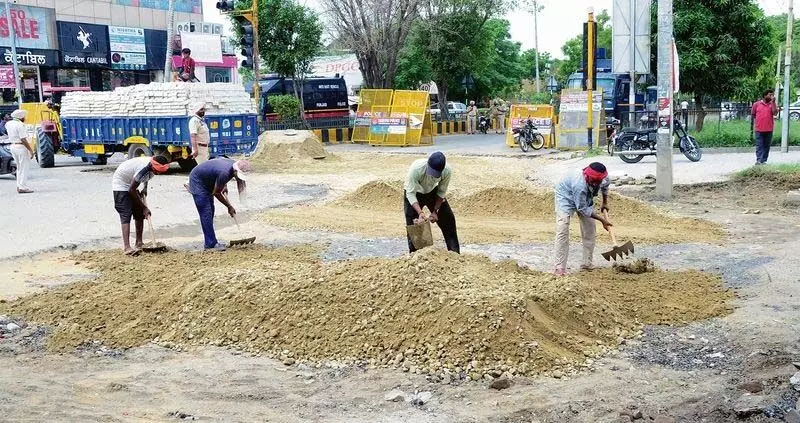 Jalandhar: स्वतंत्रता दिवस समारोह की पूर्व संध्या पर सड़कों की मरम्मत की गई