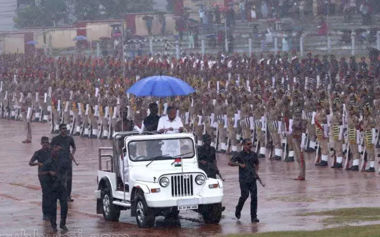 KERALA : पिनाराई विजयन ने स्वतंत्रता दिवस भाषण के दौरान देश की अप्रभावी आपदा चेतावनी प्रणाली की आलोचना