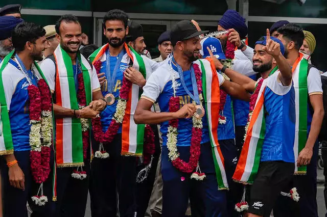 Hockey Team को हस्ताक्षरित जर्सी भेंट की गई