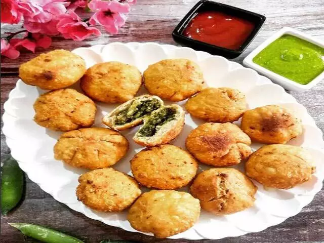 Stuffed Besan Kachori रेसिपी