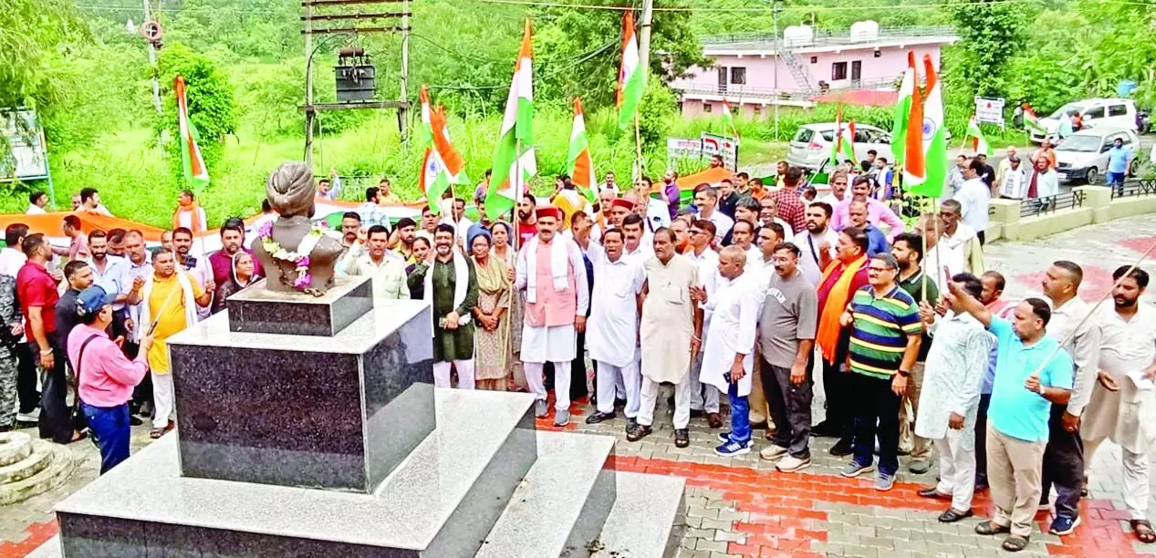 Bangana में शहीद स्मारक तक निकाली तिंरगा यात्रा