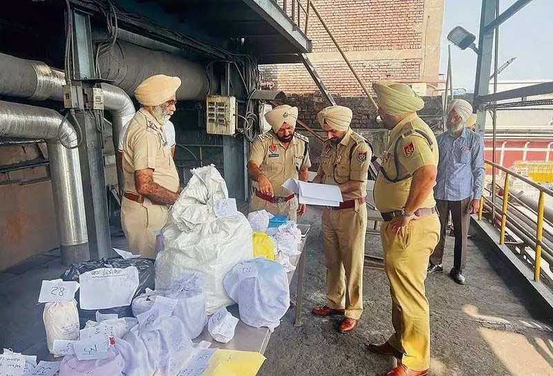 Amritsar: पुलिस ने जब्त की गई दवाएं नष्ट कीं