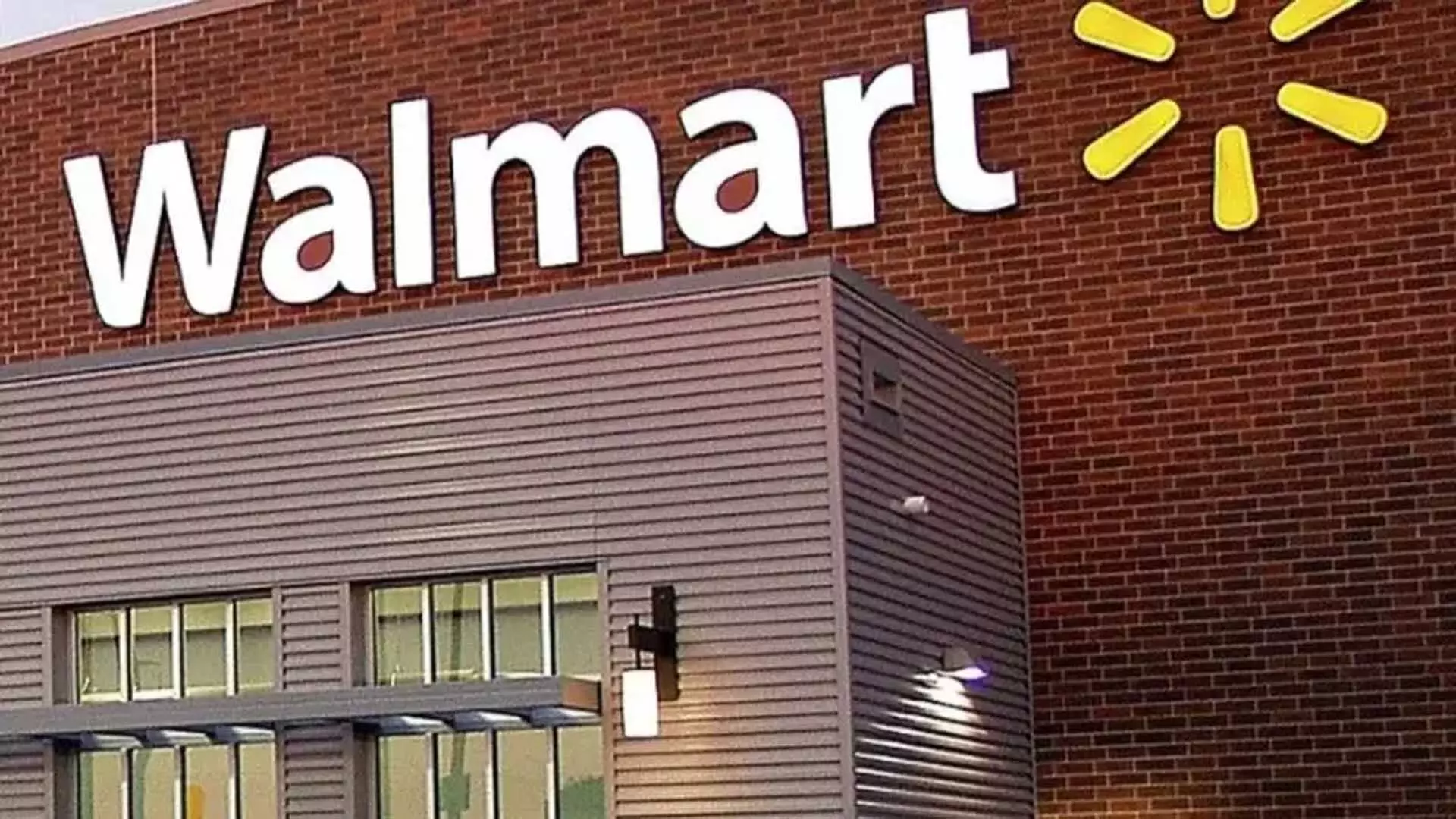 Walmart ने स्थिर मांग के कारण वार्षिक लाभ अनुमान बढ़ाया, शेयरों में उछाल