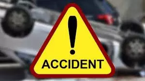 Accident: ट्रक से भिड़ी कार, दो लोगों की मौत 9 घायल