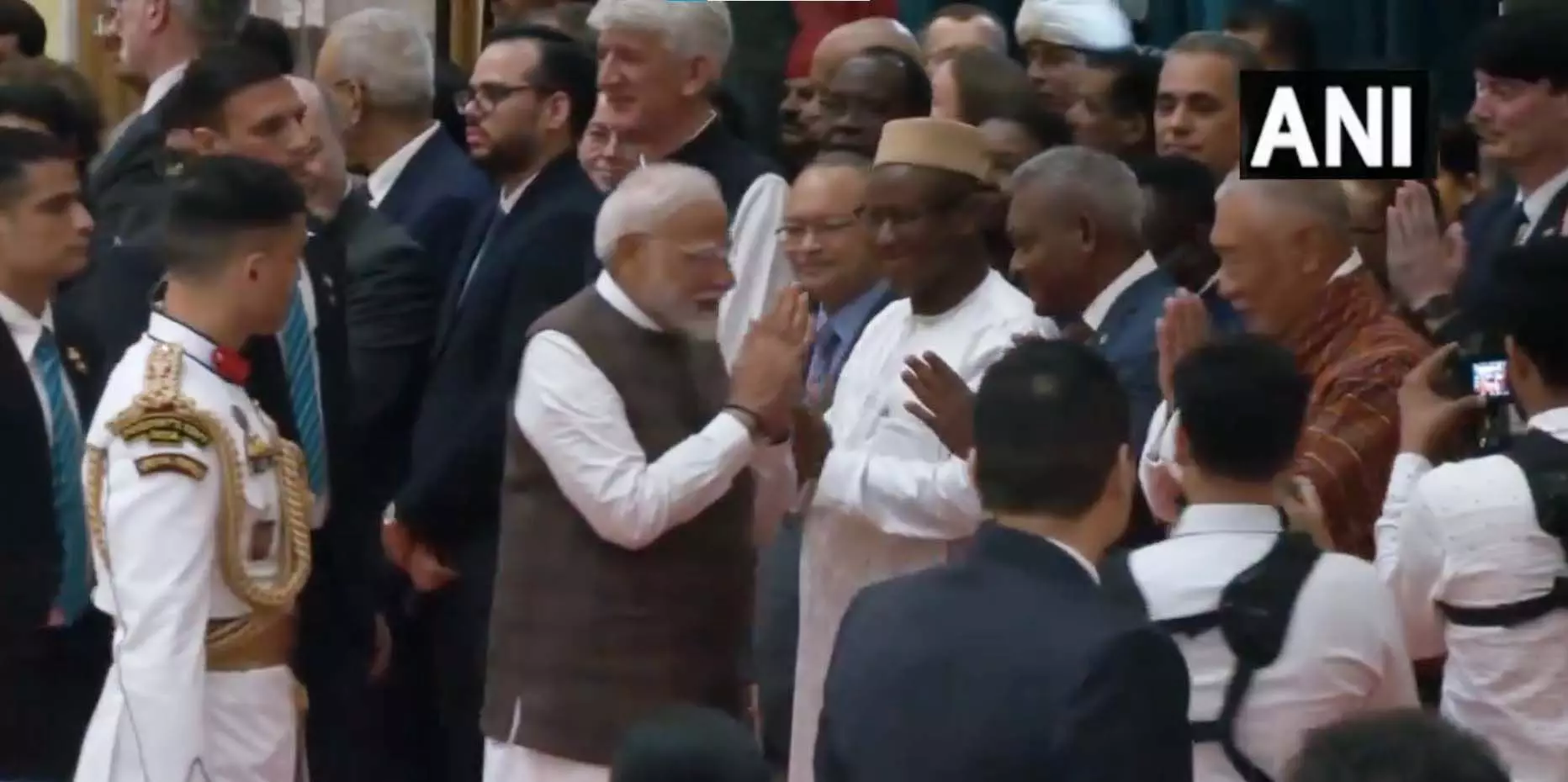 BIG BREAKING: PM मोदी एट होम रिसेप्शन में हुए शामिल, देखें VIDEO...