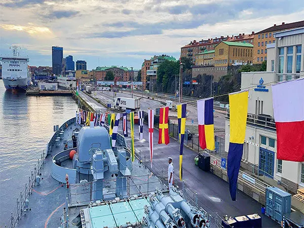 भारतीय नौसेना का जहाज तबर दो दिवसीय यात्रा पर स्वीडन के Gothenburg पहुंचा