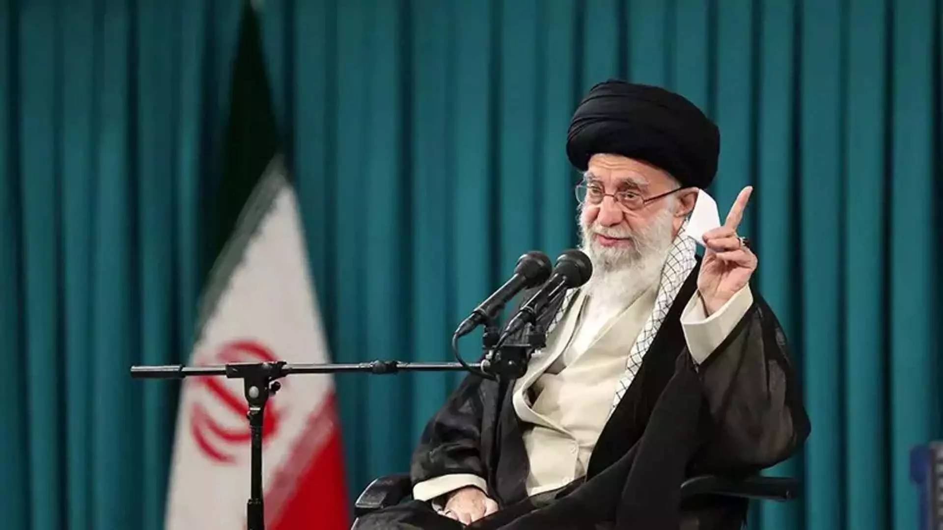 Ayatollah Ali Khamenei ने कहा, अगर ईरान दबाव के आगे झुकेगा तो...