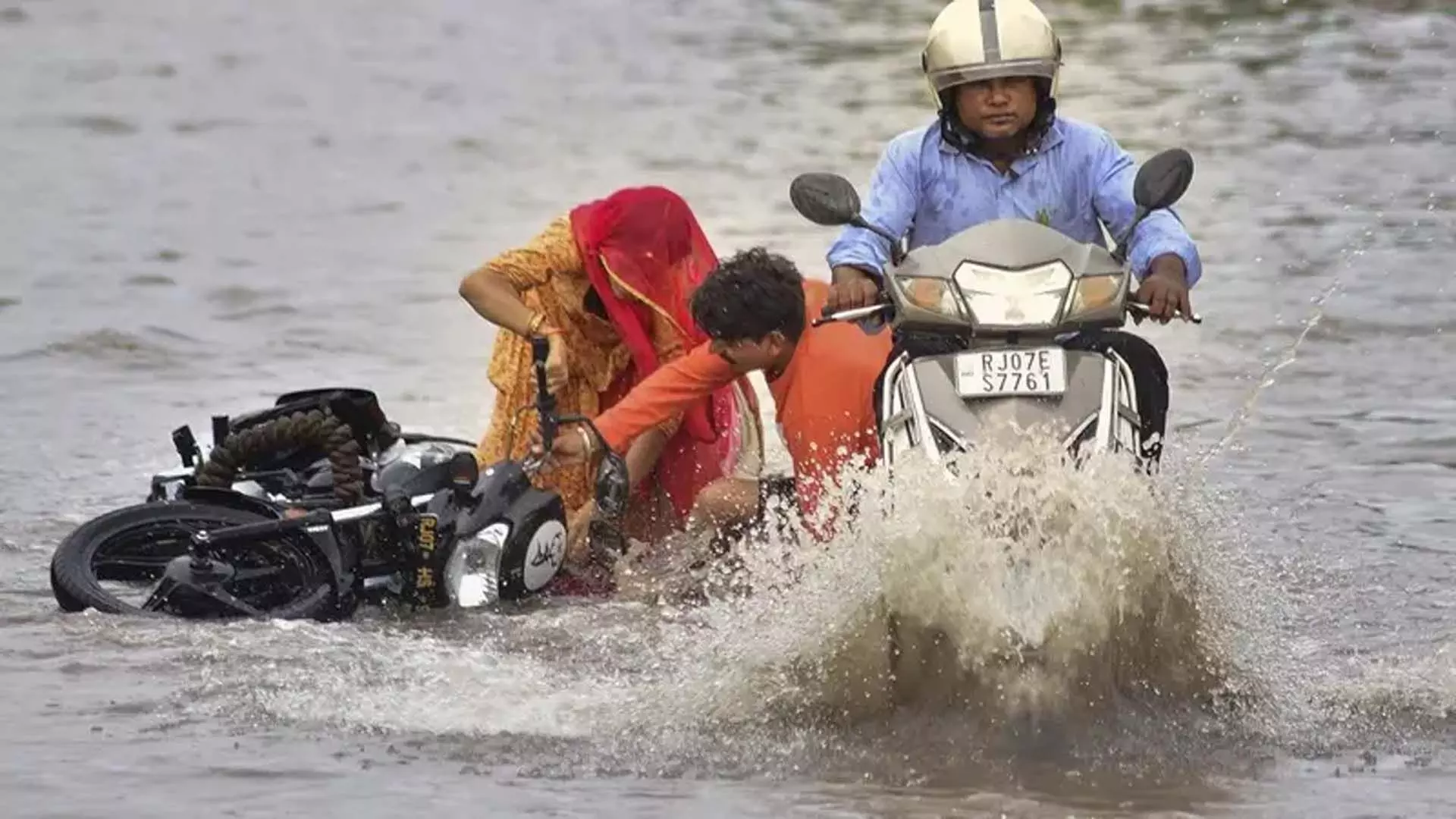 Rajasthan: बारिश से जुड़ी घटनाओं में 2 की मौत, 8 को बचाया गया