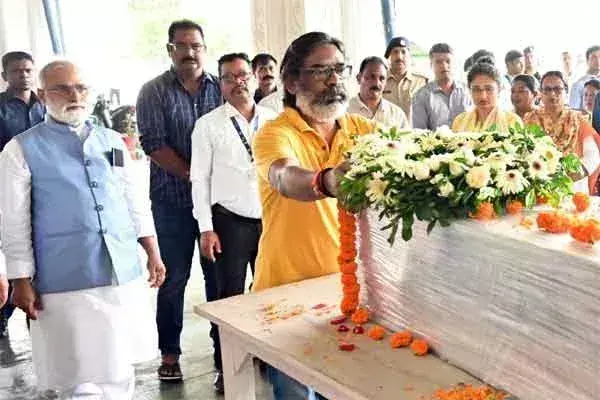 Ranchi : पूर्व सांसद सुमन महतो की बेटी का निधन, सीएम हेमंत और कल्पना ने दी श्रद्धांजलि