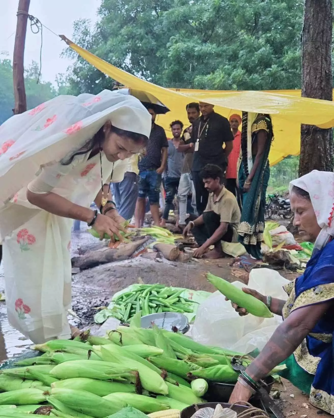 काफिला रुकवाई फिर मंत्री लक्ष्मी राजवाड़े ने सड़क किनारे खरीदी सब्जियां