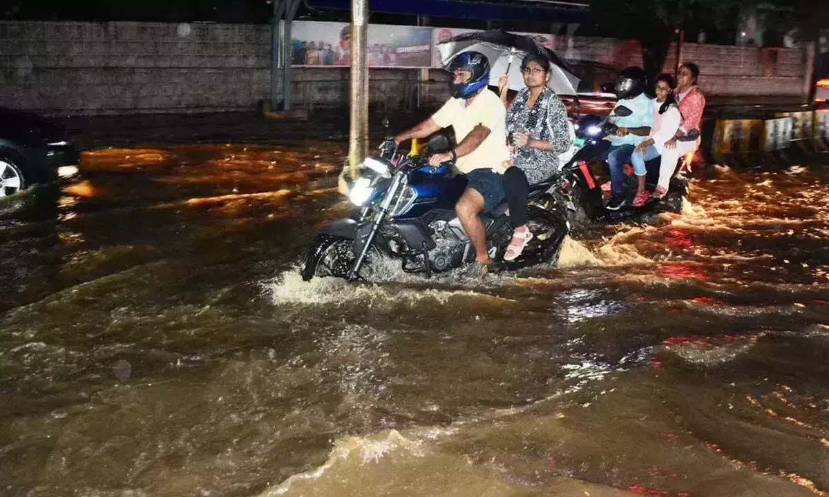 Hyderabad के कई हिस्सों में बारिश और तेज़ हवाएं चलीं