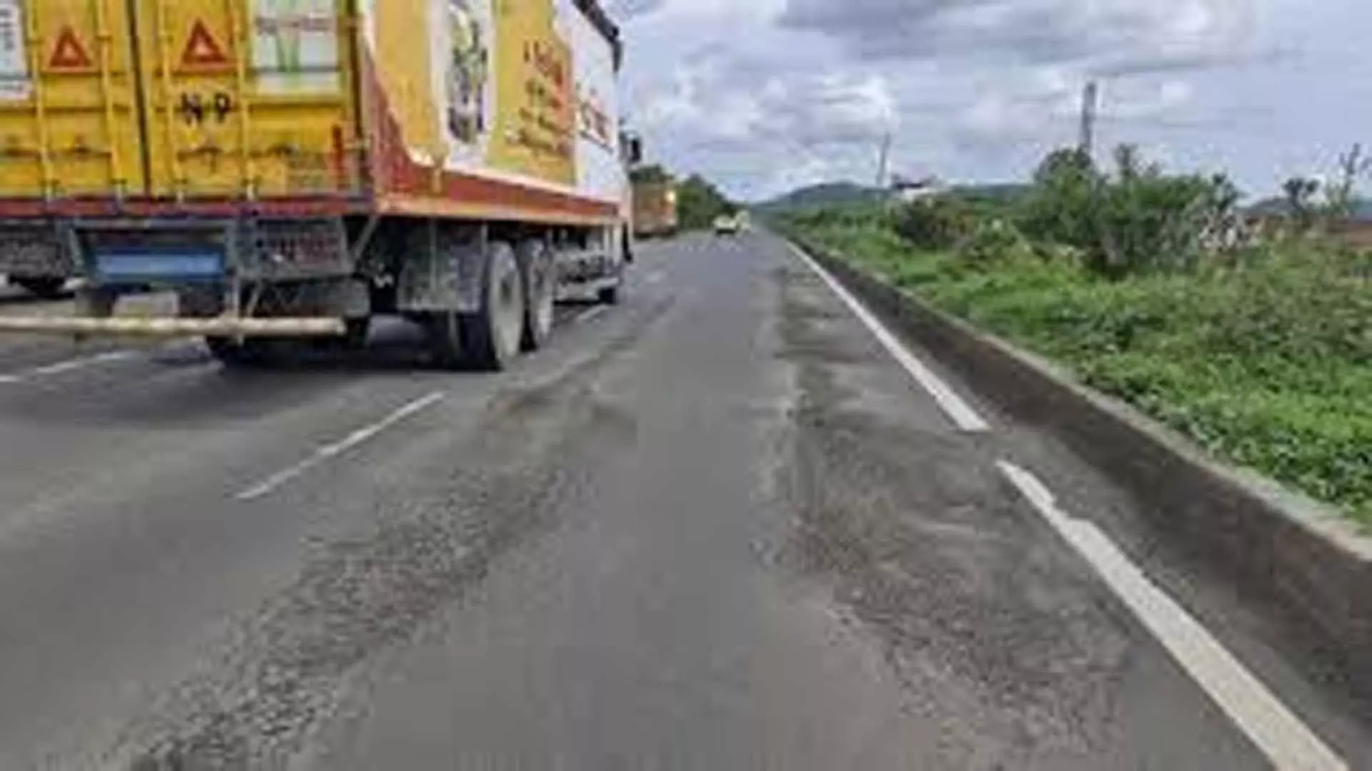 NH 363 पर बने नए सड़क मार्ग पर गड्ढे वाहन चालकों के लिए परेशानी का कारण