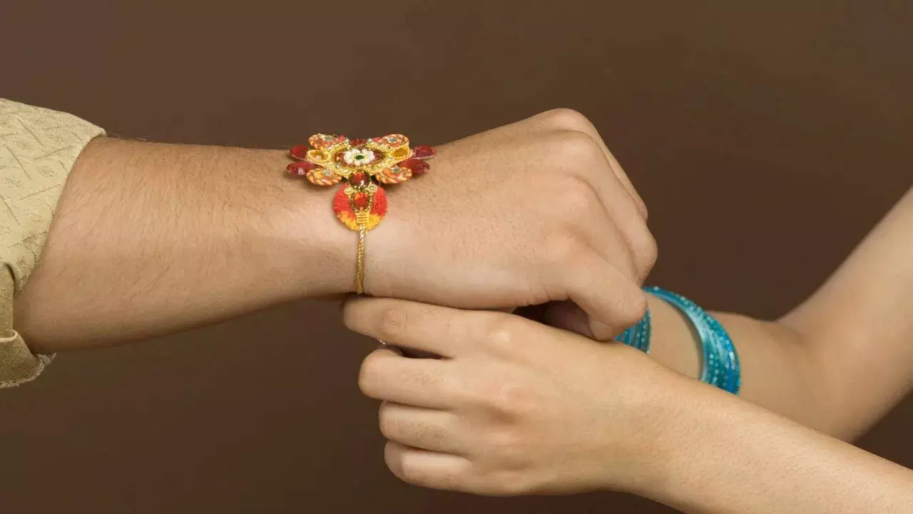 Raksha Bandhan 2024: अपने भाई-बहनों के लिए वित्तीय उपहारों की सूची