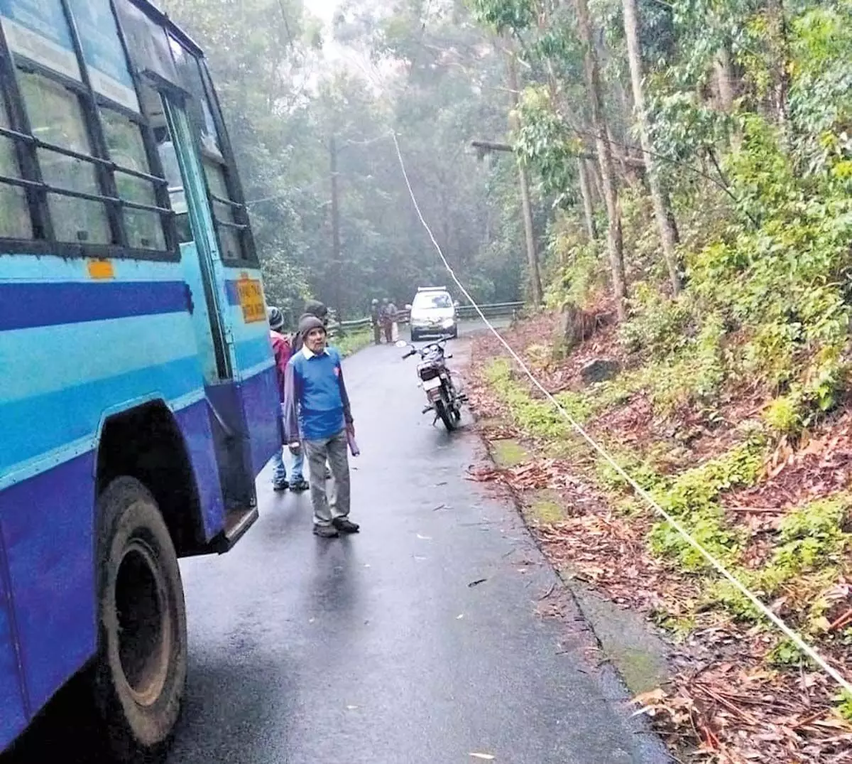 Tamil Nadu : नीलगिरी में बस पर बिजली का तार गिरने से टीएनएसटीसी चालक की मौत