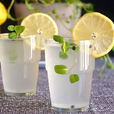 Lemon juice के स्वास्थ्य लाभ लेकिन इन लोगों के लिए खतरनाक हो सकता