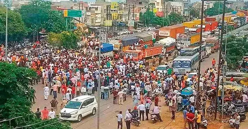 Ludhiana: मंदिर में तोड़फोड़ के विरोध में प्रदर्शनकारियों ने राजमार्ग जाम किया