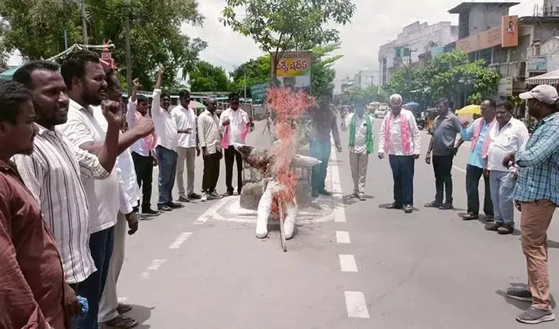 BRS कार्यकर्ताओं ने कांग्रेस सरकार का पुतला फूंका