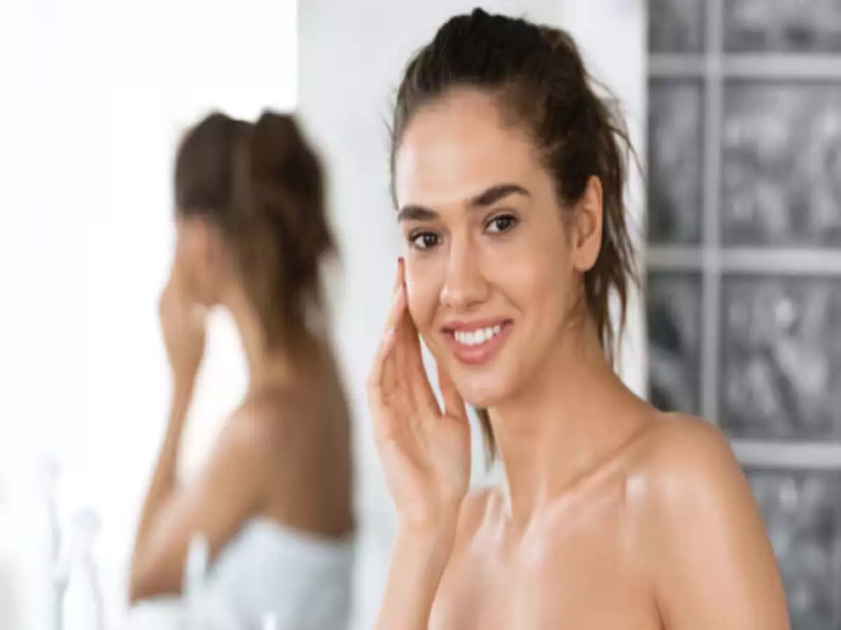 Beauty tips: रात को चेहरे पर लगा लें एक चीज, चमक उठेगा चेहरा