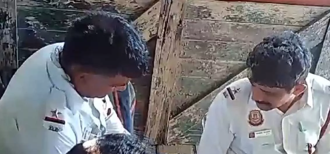 3 ट्रैफिक पुलिसकर्मियों का VIDEO, सीसीटीवी में कैद हुई ये करतूत